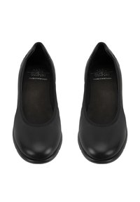 Zwarte leren balletschoenen met een ronde neus en elastische bies. Glad oppervlak en zachte binnenkant, gelabeld "AERO COMFORT, MADE IN PORTUGAL."