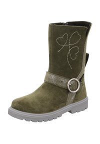 Zielona zamszowa botka z okrągłym srebrnym pierścieniem, błyszczącym paskiem oraz haftowanym wzorem serca. Gumowa podeszwa z teksturowanym bieżnikiem.