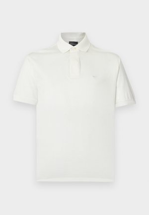 Hvid polo lavet af blødt bomuld, med klassisk krave, korte ærmer og et lille logo på brystet. Glat tekstur.