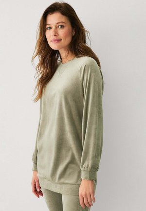 Pullover verde oliva a maniche lunghe realizzato in morbido tessuto strutturato con una vestibilità rilassata e maniche raglan. Finitura liscia con scollatura a girocollo.