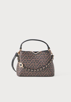 Sac à main marron à motifs géométriques, accents en cuir noir, une bandoulière chaîne dorée et un détail triangulaire en métal doré.