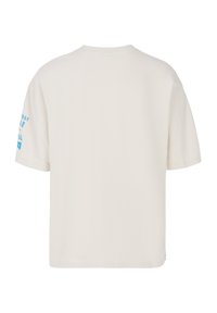 Tričko s krátkým rukávem a kulatým výstřihem v off-white barvě z bavlny. Na levém rukávu má modrý text. Hladký povrch, rovný střih a ležérní design.