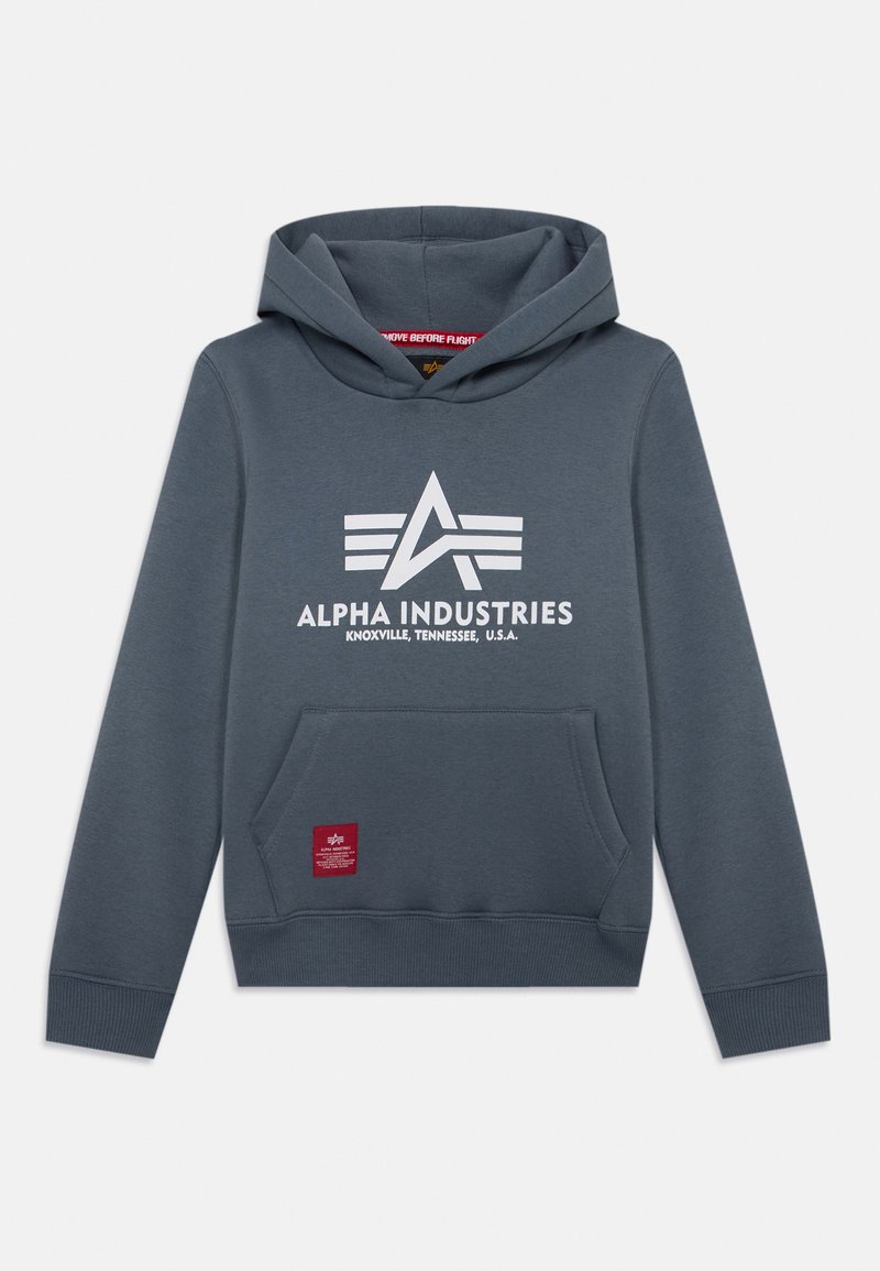 Pelēka kapuce, izgatavota no kokvilnas maisījuma, ar priekšējo kangaroo kabatu, kapuci ar aukliņām un baltu logo ar horizontālām līnijām uz krūšu daļas.