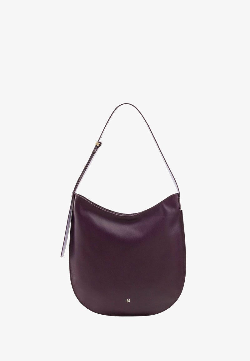 Paarse leren schoudertas met een gebogen vorm, dunne strap en gouden hardware. Glad textuur met een minimalistisch ontwerp.