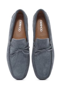Grijze suede instappers met een ronde vorm, decoratieve strikdetails en contrasterende stiksels. Het interieur is voorzien van een bruine leren voering.
