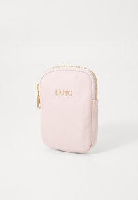 Pouch in nylon rosa con zip e hardware dorato, logo 'LIU JO' impresso. Forma rettangolare arrotondata con una texture liscia.