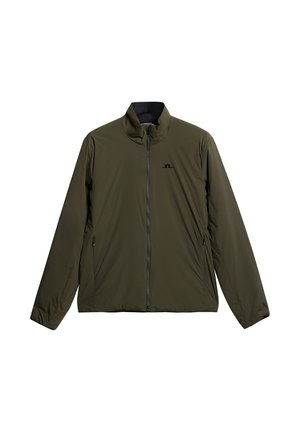 Giacca leggera verde oliva con colletto alto, zip frontale e due tasche laterali. Texture liscia e dettaglio minimale del logo nero sul petto.