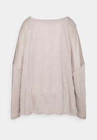 Světle béžový dlouhý rukáv top s širokým výstřihem, spadlými rameny a měkkou texturou. Jednoduchý design bez vzorů nebo akcentů.