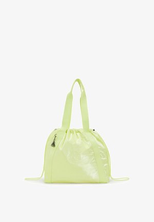 Borsa gialla neon con finitura lucida, chiusura con cordoncino e due manici corti; presenta un ciondolo decorativo e un logo impresso.