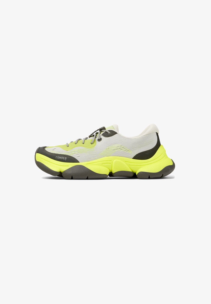 Laag uitgesneden sneaker met een neongele en grijze chunky zool, lichtgrijs mesh bovenwerk, zwarte accenten en gemusterde grijze veters.