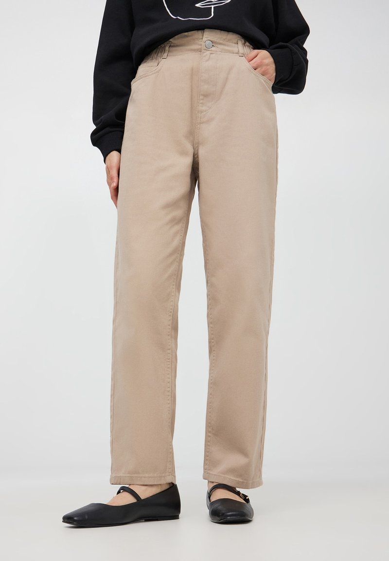 Pantaloni beige a vita alta con taglio dritto, realizzati in cotone resistente. Presentano passanti per cintura, tasche anteriori e chiusura con bottone.