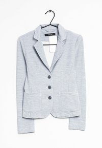 Světle šedý blazer s jemnými pruhy, jednoradový design, klopový límec, dvě přední kapsy a čtyři knoflíkové zapínání.