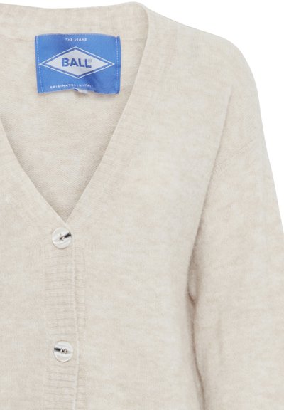 Cardigan en maille beige avec col en V, bordure côtelée, deux boutons blancs, et une étiquette bleue portant l'inscription "BALL" cousue à l'intérieur du col.