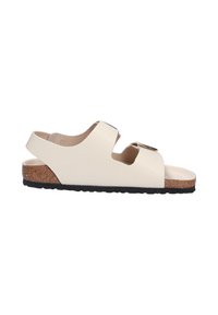 Sandali beige con una soletta in sughero, caratterizzati da due cinturini con fibbie dorate e una suola sagomata. Il design è open-toe e senza retro.