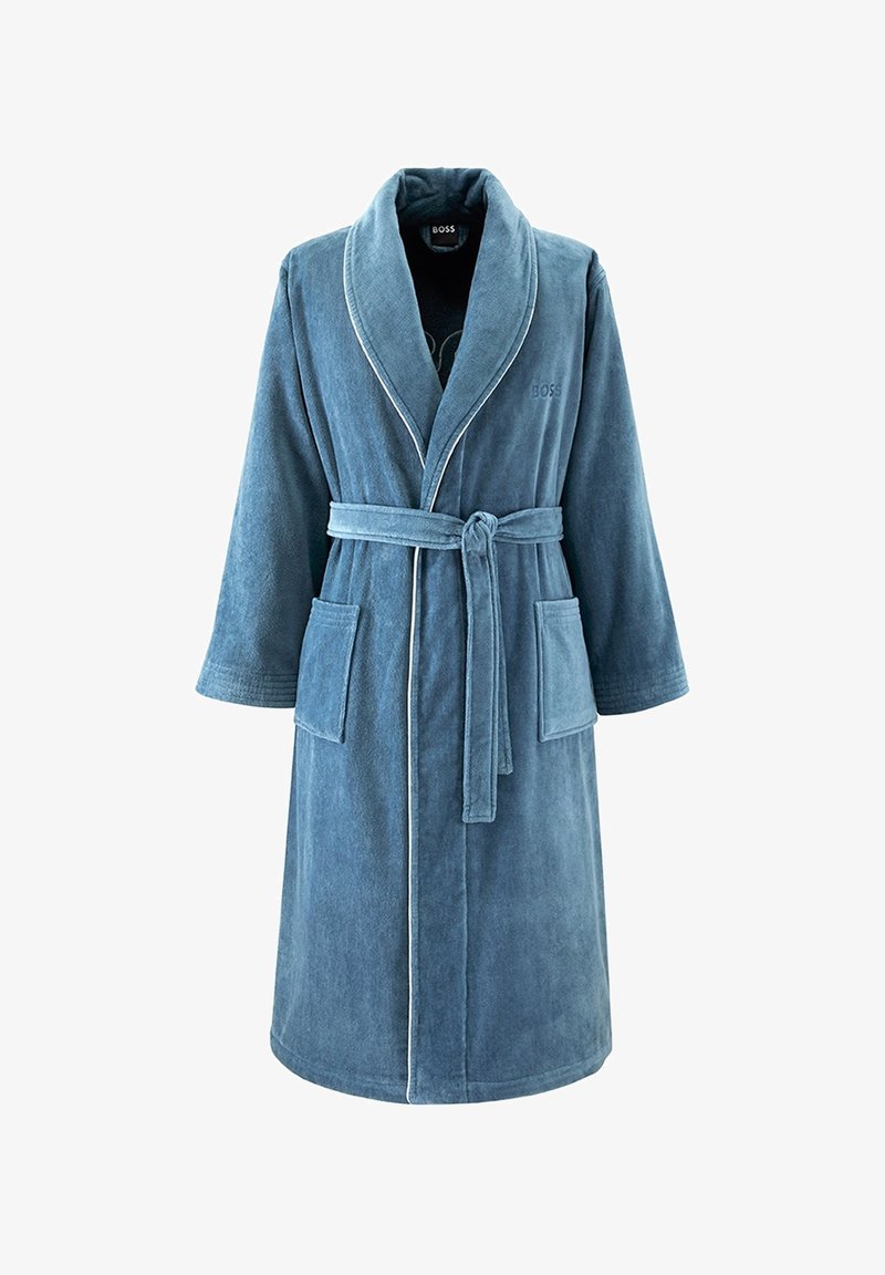 Peignoir en éponge bleu doux avec col châle, poches cousues, ceinture à nouer et logo "BOSS" discret sur la poitrine.