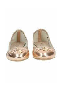 Ballerines métalliques en rose doré avec un bout rond, un nœud décoratif et un détail de charme à l'avant. Doublure intérieure douce et talon minimal.