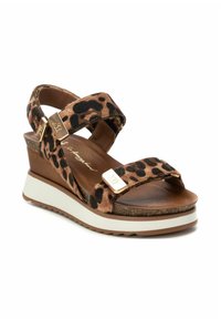 Sandalias de cuña con estampado de leopardo, dos correas de tela y acentos en oro. Superficie texturizada en las correas, plantilla de cuero marrón y suela blanca.