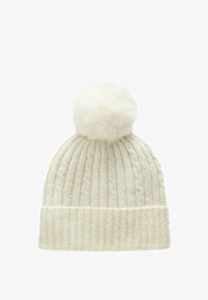 Bonnet en tricot de couleur crème avec une texture côtelée et des motifs en torsade, ornée d'un pompon duveteux sur le dessus. Matériau doux.