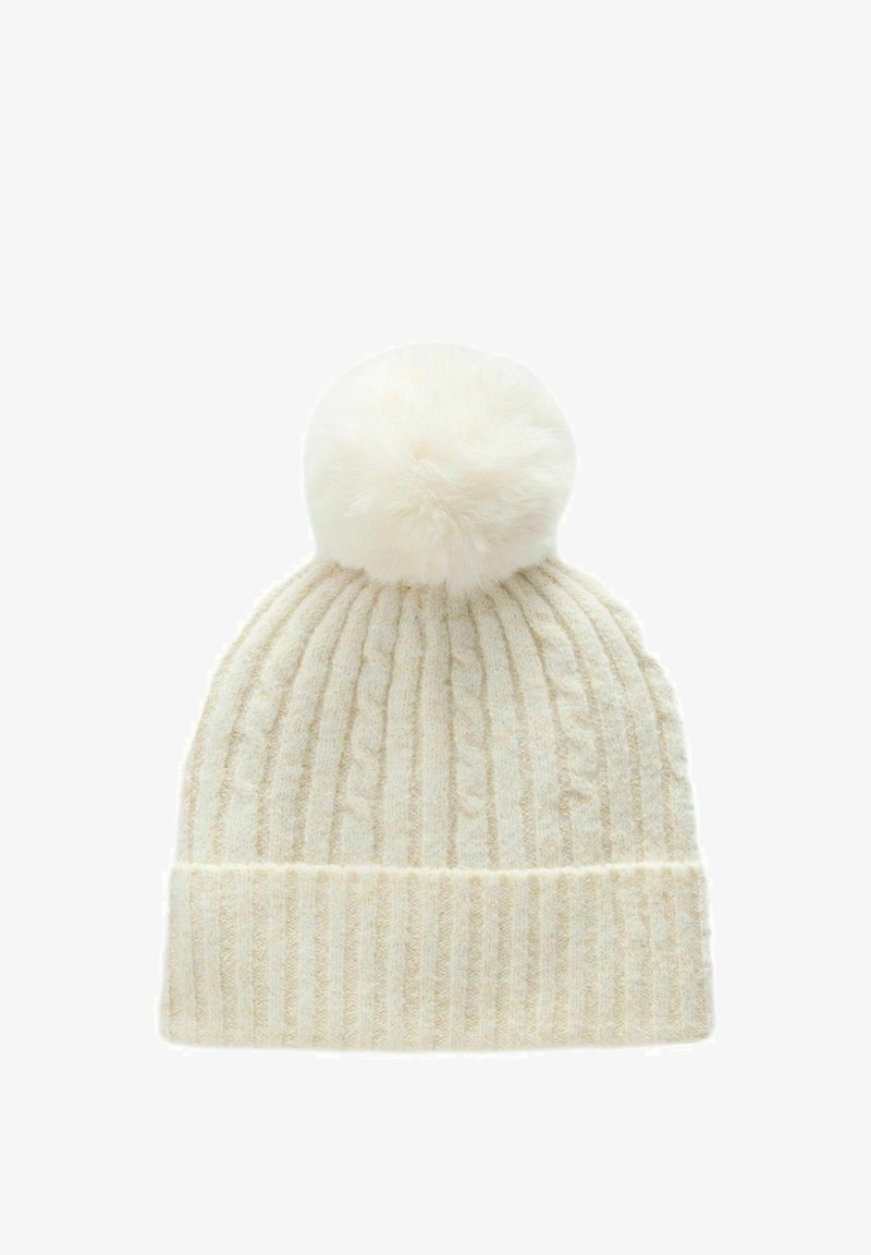 Berretto lavorato a maglia color crema con texture a coste e motivi a treccia, dotato di un soffice pompon sulla parte superiore. Materiale morbido.