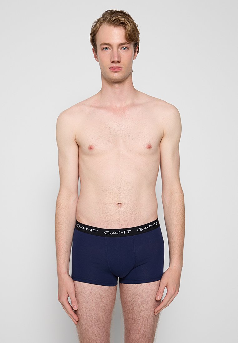 Boxer da uomo blu navy in cotone con elastico nero caratterizzato dal logo bianco "GANT", design aderente e texture liscia.