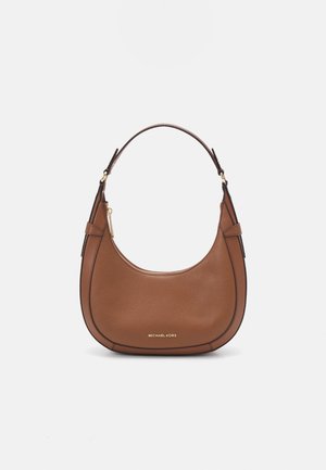 Sac à main en cuir marron en forme de croissant avec une seule bandoulière, une fermeture éclair dorée et le logo "Michael Kors" au centre devant.