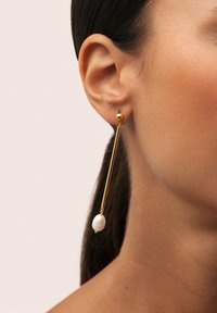 Orecchini in tonalità oro con un design a lungo rettangolo semplice, impreziositi da una singola perla bianca alla base. Finitura liscia e lucida.