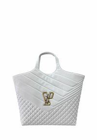 Borsa a tracolla bianca trapuntata con cuciture diagonali. Presenta un logo dorato e manici strutturati, realizzata in pelle sintetica con una texture liscia.