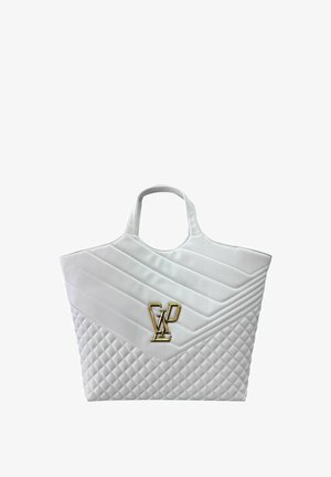 Borsa a tracolla bianca trapuntata con cuciture diagonali. Presenta un logo dorato e manici strutturati, realizzata in pelle sintetica con una texture liscia.