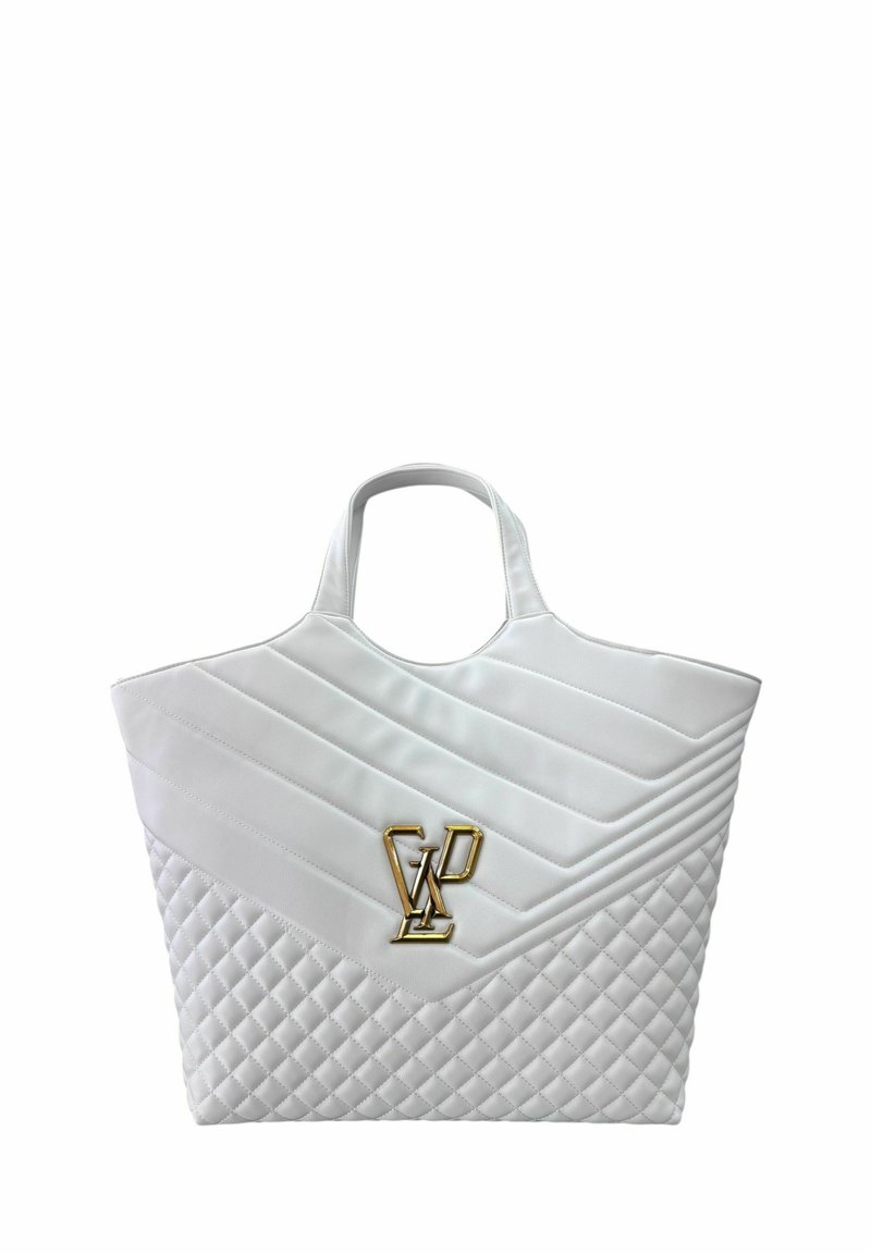 Borsa a tracolla bianca trapuntata con cuciture diagonali. Presenta un logo dorato e manici strutturati, realizzata in pelle sintetica con una texture liscia.