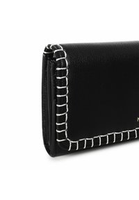 Cartera de cuero negro con acentos de costura blanca, forma rectangular, superficie texturizada, que cuenta con múltiples ranuras para tarjetas y un cierre seguro.