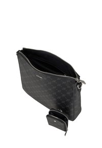 Musta keinonahkainen laukku kohokuvioidulla kuviolla, vetoketjusuljenta ja irrotettava pieni lompakko. Sileä pinta, suorakaiteen muoto, minimalistiset metalliosat.