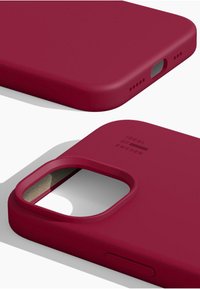 Burgunderfarget smarttelefonetui med matt finish, teksturert innside, utsparing for kamera og merkeinntrykk; slank og lett design.
