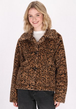 Faux fur brun jakke med sorte leopardpletter, med krave, knaplukning og sidelommer. Struktureret, hyggeligt udseende.