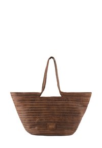 Sac fourre-tout en cuir marron avec une forme large et structurée, présentant des lignes texturées horizontales et deux longues poignées. Comprend un patch logo.