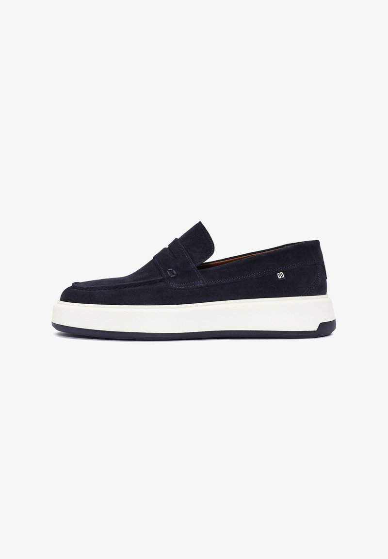 Navy suede instappers met een witte rubberen zool, voorzien van een gestikt voorkantdetail en subtiele branding aan de zijkant.