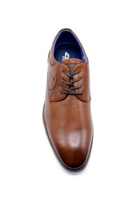 Chaussure habillée en cuir marron avec un design à lacets, texture lisse, bout arrondi et doublure intérieure bleue. Présente des coutures minimales et une silhouette élancée.