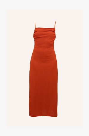 Robe longue à côtes de couleur orange vif, dotée de fines bretelles et d'une silhouette ajustée. La texture du tissu est lisse avec des détails froncés au niveau du buste.