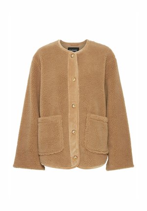 Braune Fleecejacke mit Rundhalsausschnitt, durchgehender Knopfleiste, zwei Fronttaschen und strukturiertem Finish. Cordstoffakzente entlang der Knopfleiste.