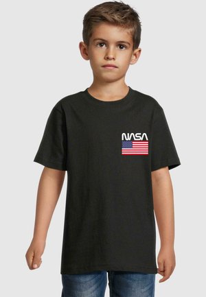 Schwarzes Baumwoll-T-Shirt mit weißem "NASA"-Text und einem farbigen Flaggenmotiv auf der Brust. Kurze Ärmel und lockerer Schnitt.