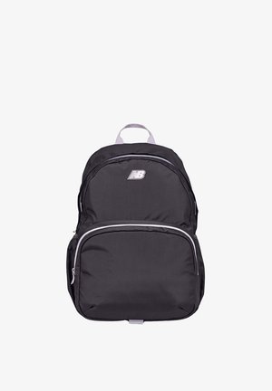 Zaino in tessuto nero con tasca frontale con cerniera, rifiniture argentate e logo sul davanti. Dotato di manico superiore e spallacci regolabili.