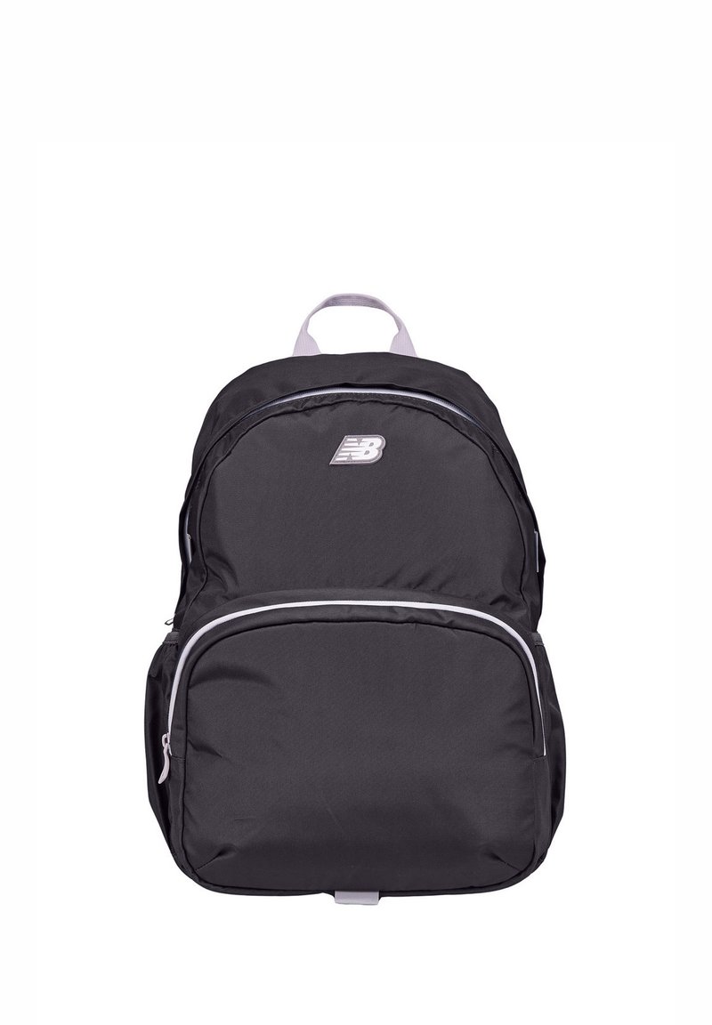 Schwarzer Stoff-Rucksack mit einer vorderen Reißverschlusstasche, silbernem Besatz und einem Logo auf der Vorderseite. Verfügt über einen oberen Griff und verstellbare Schulterriemen.