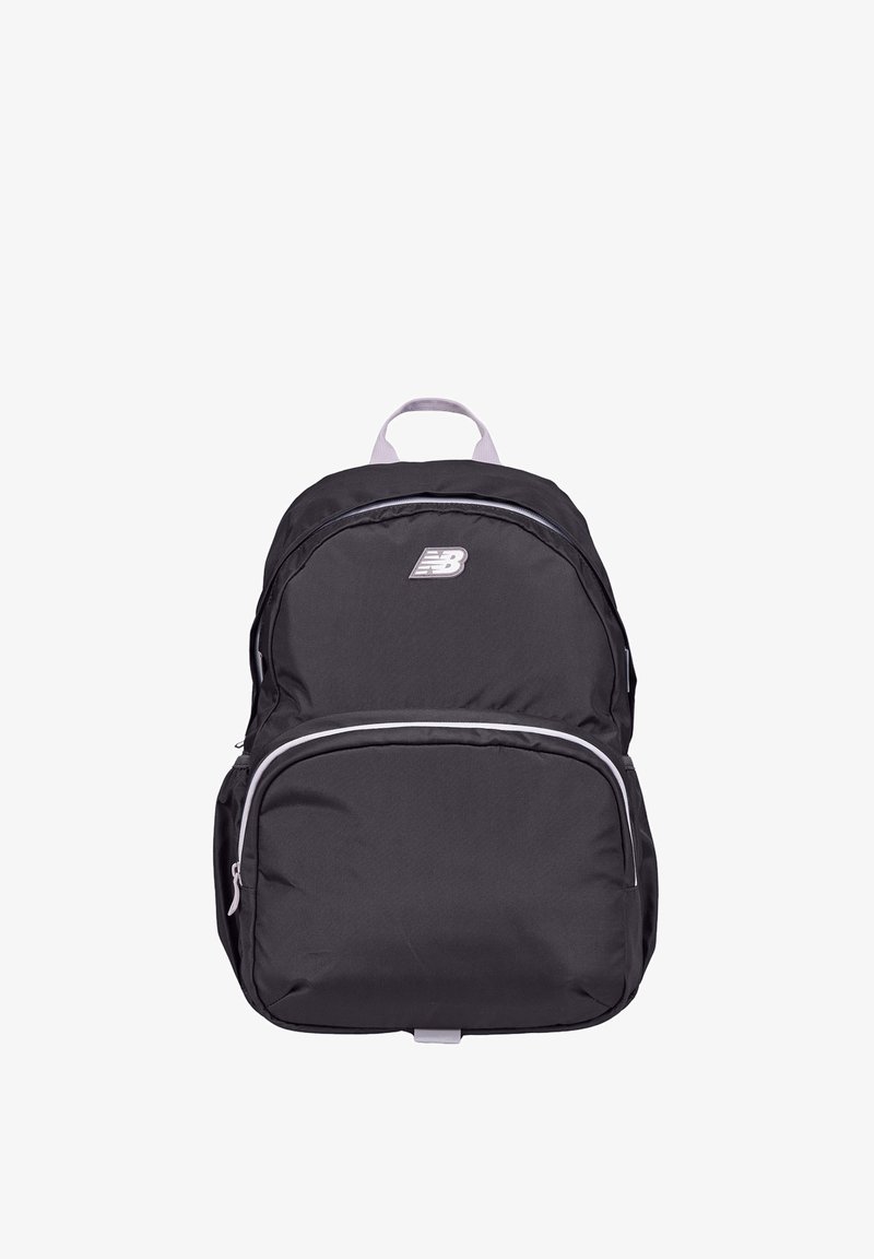 Schwarzer Stoff-Rucksack mit einer vorderen Reißverschlusstasche, silbernem Besatz und einem Logo auf der Vorderseite. Verfügt über einen oberen Griff und verstellbare Schulterriemen.