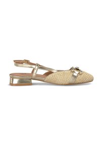 Scarpe slingback in bronzo con texture simile alla paglia intrecciata, punta affusolata e cinturino decorato. Tacco a blocco basso. Gli accessori includono hardware decorativo.