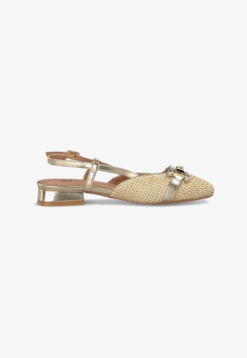 Scarpe slingback in bronzo con texture simile alla paglia intrecciata, punta affusolata e cinturino decorato. Tacco a blocco basso. Gli accessori includono hardware decorativo.