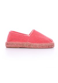 Espadrilla corallo in tela con suola piatta in corda, caratterizzata da un design slip-on e punta arrotondata, accentuata da dettagli cuciti lungo la suola.