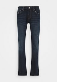 Tmavě modré džíny z džínoviny s rozšířeným střihem nohavic, pěti kapsami, kontrastním bílým prošitím a mírnými známkami opotřebení v oblasti kolen.