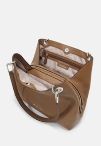 Sac à main en cuir grainé marron avec une fermeture éclair sur le dessus, des éléments en métal argenté et une poche intérieure. Doublé d'un tissu clair orné d'un motif de logo subtil.