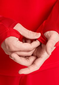 Rode sportieve longsleeve top met duimgaten in de manchetten, gemaakt van gladde, rekbare stof en met een aansluitend ontwerp.