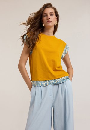 CON BORDI STAMPATI - Print T-shirt - giallo