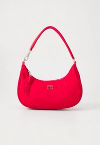 Sac d'épaule en tissu synthétique rouge avec une forme incurvée, fermeture éclair et ferrures argentées. Présente un logo de marque sur le devant.